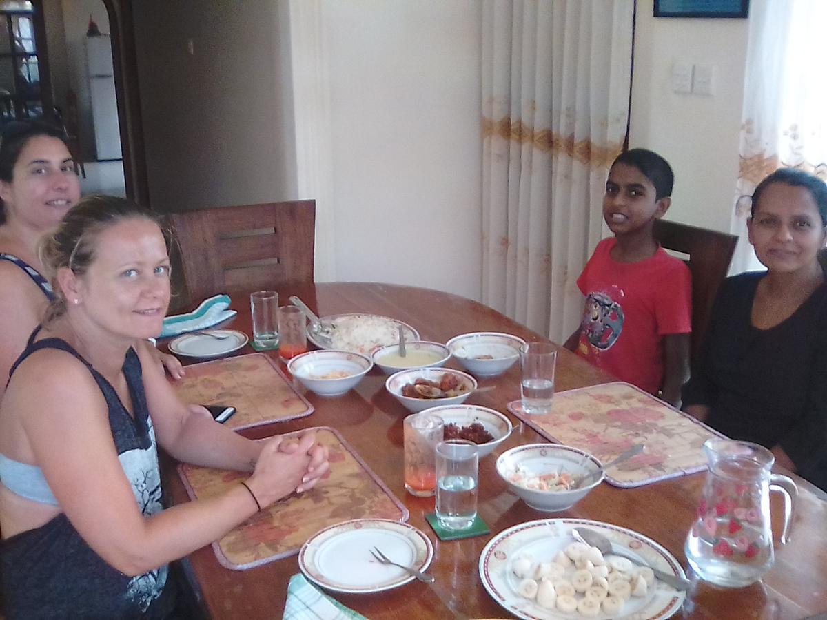 Nisha Homestay Inn เปราเดนิยา ภายนอก รูปภาพ