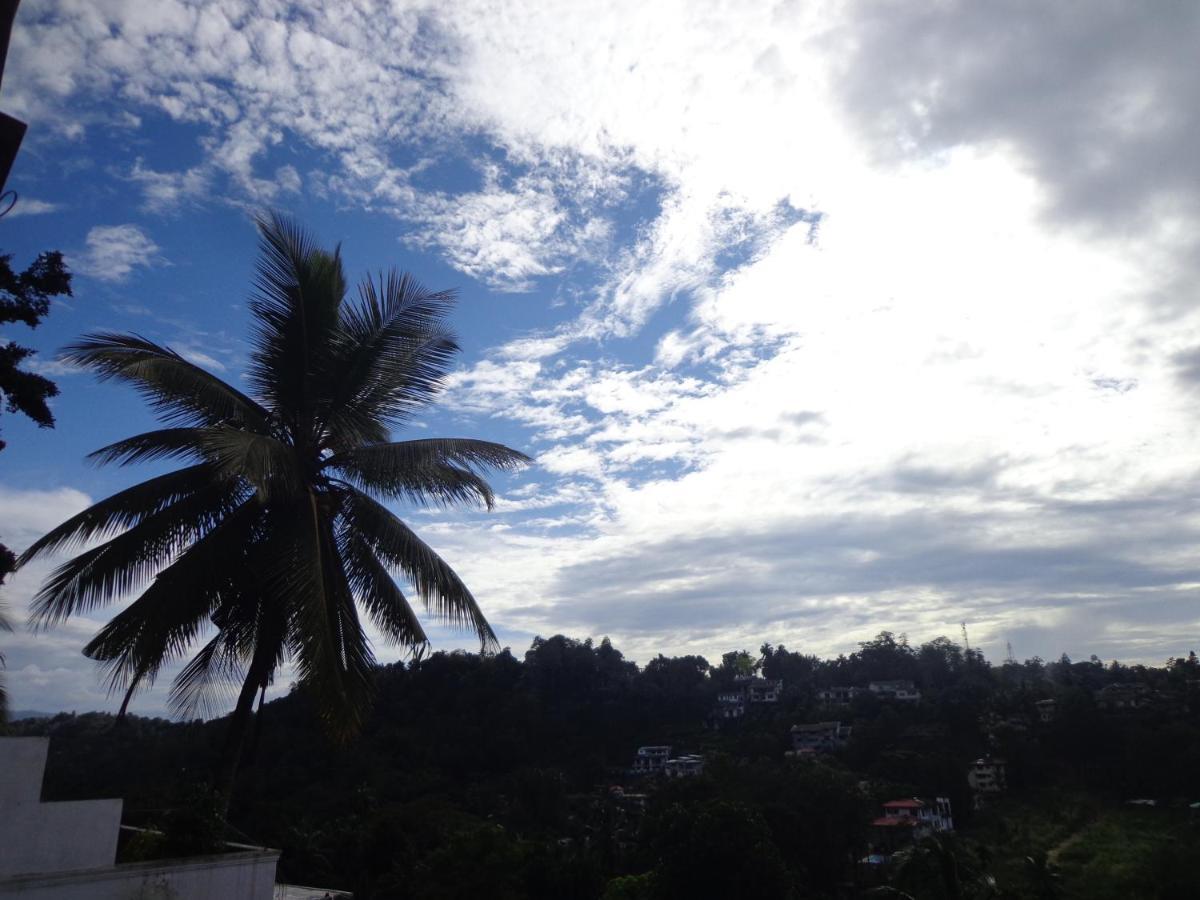 Nisha Homestay Inn เปราเดนิยา ภายนอก รูปภาพ